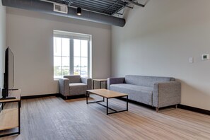 Living Room | Smart TV | Free WiFi | Central A/C & Heating