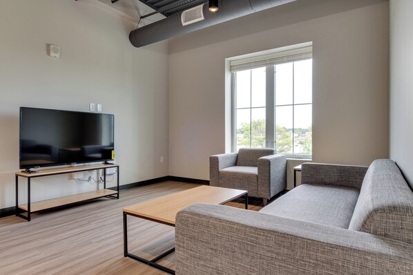 Bloomington Vacation Rental | 3BR | 3BA | 1,154 Sq Ft | Elevator Access