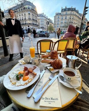  Café de Flore and the Deux Magots are 1 minute from the apartment.