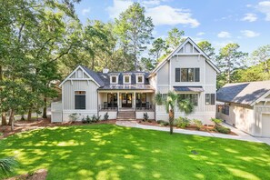 Prepare to be amazed by this tranquil retreat for up to 10 guests with 4 en-suite bedrooms and stunning views at Shipyard Plantation.