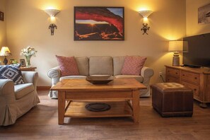 Le salon au rdc de la maison est idéal pour regarder votre programme tv favori ou partager un moment de convivialité.
