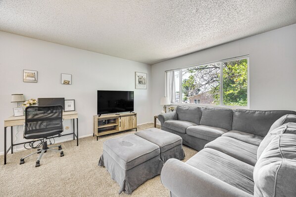 Colorado Springs Vacation Rental | 2BR | 1.5BA | 1,200 Sq Ft | 2 Steps Required