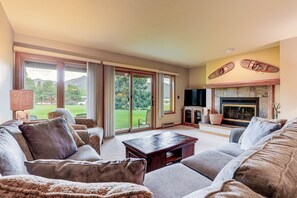 Living Room | Free WiFi | Wood-Burning Fireplace | Smart TV | Full Sleeper Sofa