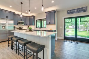 Kitchen | 1st Floor | Blender | Toaster | Trash Bags & Paper Towels