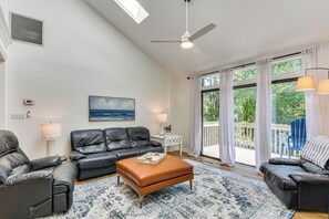 Living Room | 1st Floor | Free WiFi | Central A/C & Heat | Smart TV