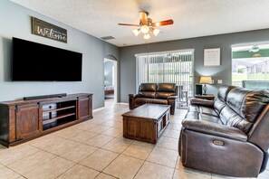 Living Room | 1st Floor | Smart TV | Free WiFi | Central A/C & Heating