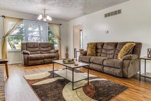 Living Room | 1st Floor | Smart TV | Wood-Burning Fireplace | Free WiFi