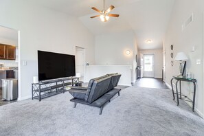 Living Room | Smart TV | Fireplace | Board Games | Free WiFi | Full Futon