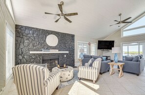 Living Room | 1st Floor | Queen Sleeper Sofa | Smart TV | Free WiFi