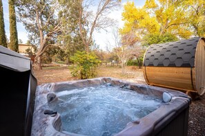Pamper Yourself with Outdoor Luxury – Hot Tub Bliss and Sauna Relaxation Await!