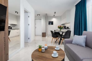 Stylish living room with coffe table. 