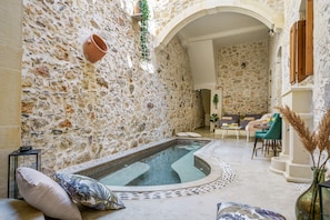 A private, heated (at 32 °C), 10m2 plunge pool is at your disposal!