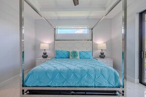 Elegant bed - - Sleep in style with this modern four poster bed featuring soft, vibrant bedding
- Symmetrical nightstands with warm lighting create a cozy and balanced ambiance
- Clean, minimal design ensures a relaxing and peaceful environment for your sleep