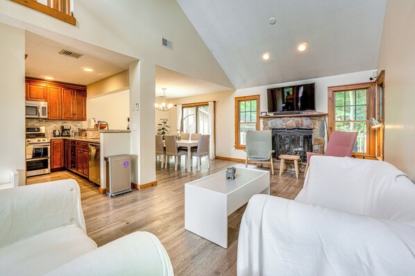 Tannersville Vacation Rental | 3BR | 2BA | 1,368 Sq Ft | Stairs Required