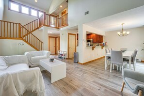 Living Room | 1st Floor | Central Heating & A/C | Free WiFi | Flat-Screen TV