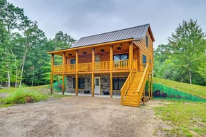 3-Story Cabin | Self Check-In | 9 Mi to Roche-A-Cri State Park