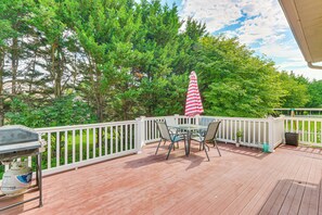 Private Deck | Outdoor Dining Table | Gas Grill