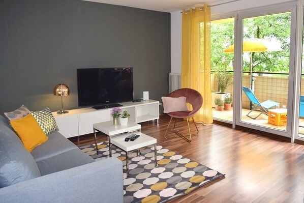 Bright and big living room with entrance to the balcony and a big sliding door to the kitchen.