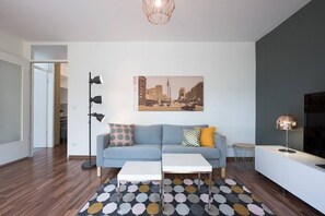 Living room with the painting "Berlin in rost" and view to the corridor.