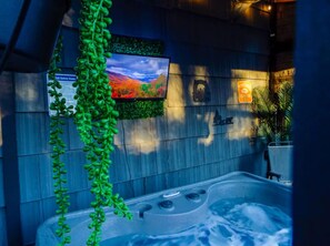 Indoor spa tub