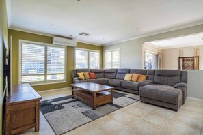 The generous living room ensures there’s plenty of space to relax. Central air-conditioning and heating keep things comfortable.