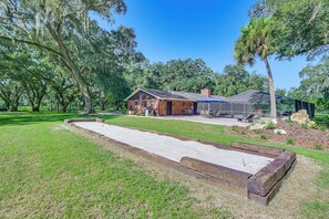 Fenced Yard | Horseshoes | Basketball Hoop