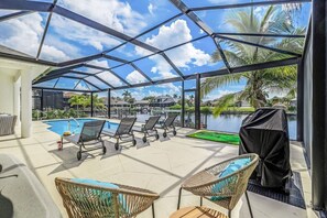Plenty of seating areas around the lanai