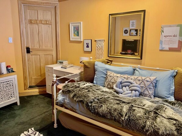 We welcome you to enjoy this memory foam bed with hotel style bedding. There's a stow away trundle bed underneath.