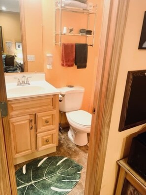 In the bathroom find hotel-style towels, natural aloe/citrus hand & body soap.