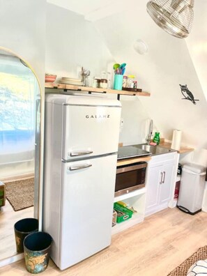 Be a home chef in the kitchenette. You'll find a microwave, induction top, pots & pans, plates.L, refrigerator/freezer combo, toaster, tea kettle and a coffee maker (pls bring your favorite coffee...beans or ground)
