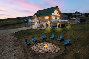Unwind in our cozy cabin, featuring a fire pit and breathtaking sunset views. Perfect for making memories!