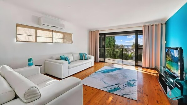 Macquarie Paradise - family entertainer (5007)