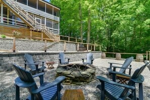 Enjoy the expansive fire pit area overlooking Barren River Lake!
