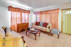 Living Room | Main Level | Smart TV | Free WiFi