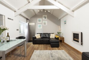 Spice Barn, Duloe, Liskeard. First Floor: Enter into the inviting open plan living area