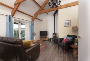 ainbow Cottage, Duloe, Liskeard. First Floor: Open the doors to your Juliet balcony on a sunny day or stay cosy beside flickering flames during winter