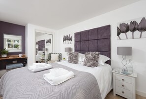 Rainbow Cottage, Duloe, Liskeard. Ground Floor: Bedroom one hosts a sumptuous 5' king size bed