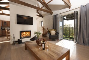 Hob Nob, Duloe, Liskeard. First Floor: Open up the double doors on a summer's day or stay toasty beside flickering flames during a winter break