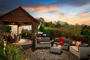 The Old Farmhouse, Duloe, Liskeard: Enjoy balmy evenings in the magical setting of your alfresco dining area