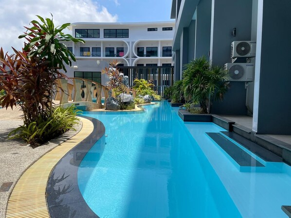 Exercise/lap pool