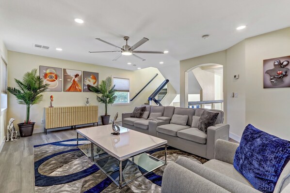 [Living Room 1]
• High-speed ceiling fan (Remote/Light switch under thermostat)