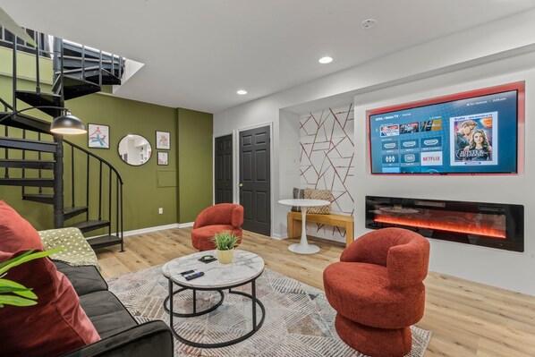 Experience modern living in this bright and airy space. The comfortable seating, contemporary fireplace, and stylish furnishings make this room a perfect spot to unwind and enjoy quality time.