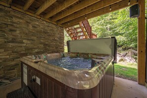 Outdoor spa tub