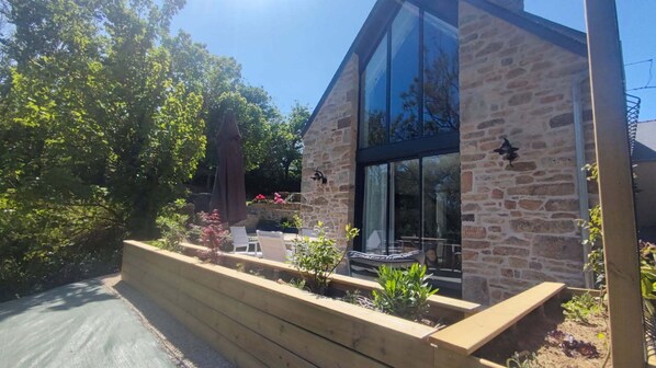 vue de la facade du petit moulin de kerloroc et sa terrasse vue sur le jardin