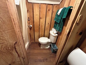 Cabin 6 Bathroom