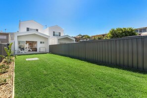 Level yard perfect for kids or dogs