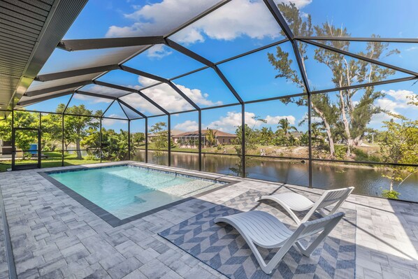 Heated saltwater pool, spacious Baja shelf, 4 loungers, seating area, grill 