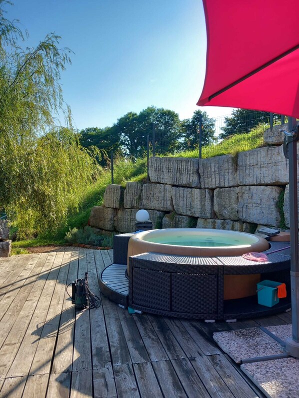 Outdoor spa tub