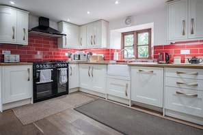 The Stables - 3 Bedroom Cottage - Beavers Hill (23626)