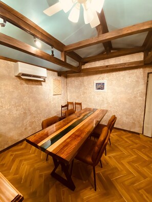 Living room: Large river table